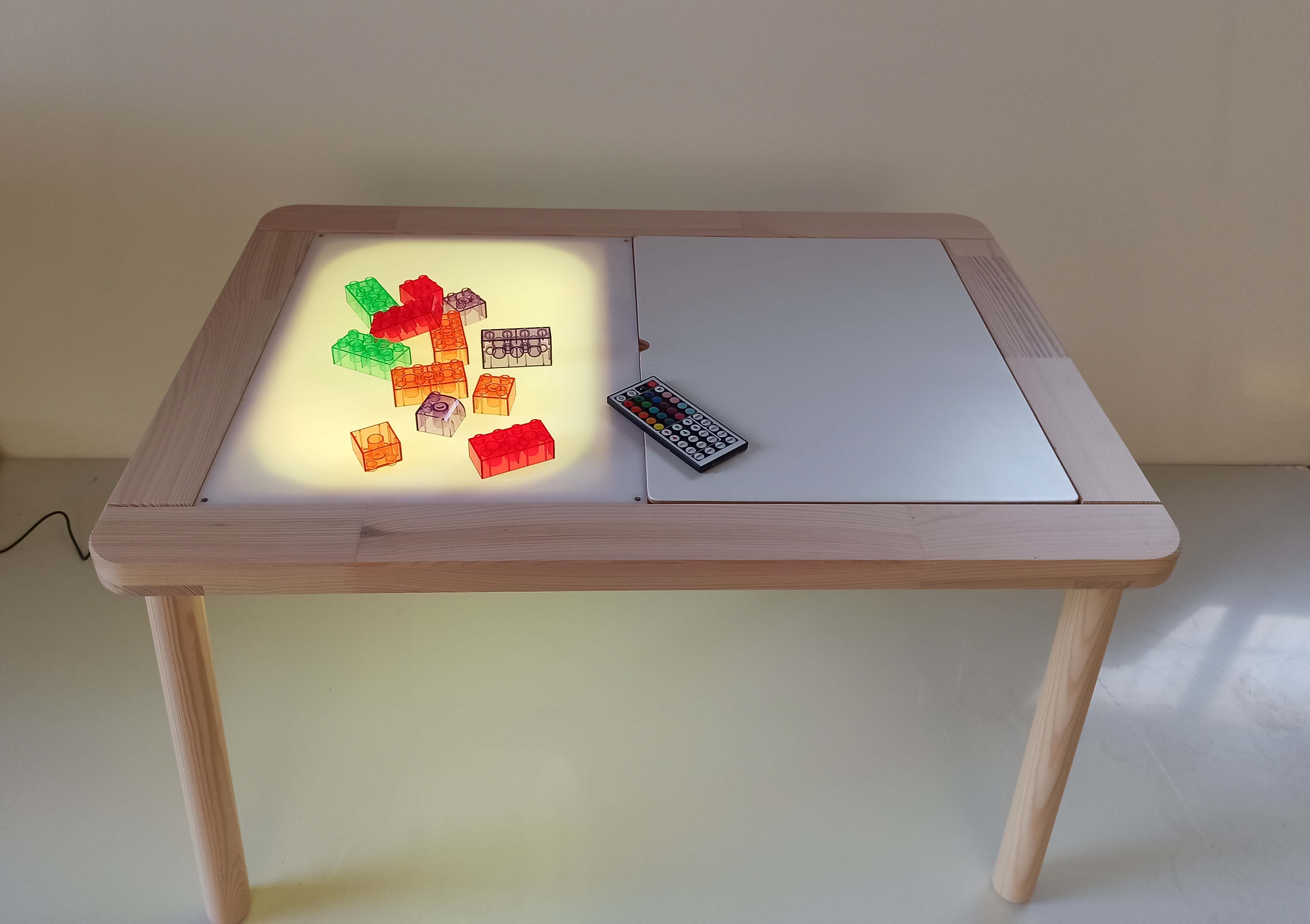 Mesa de luz montessori de madera para niños