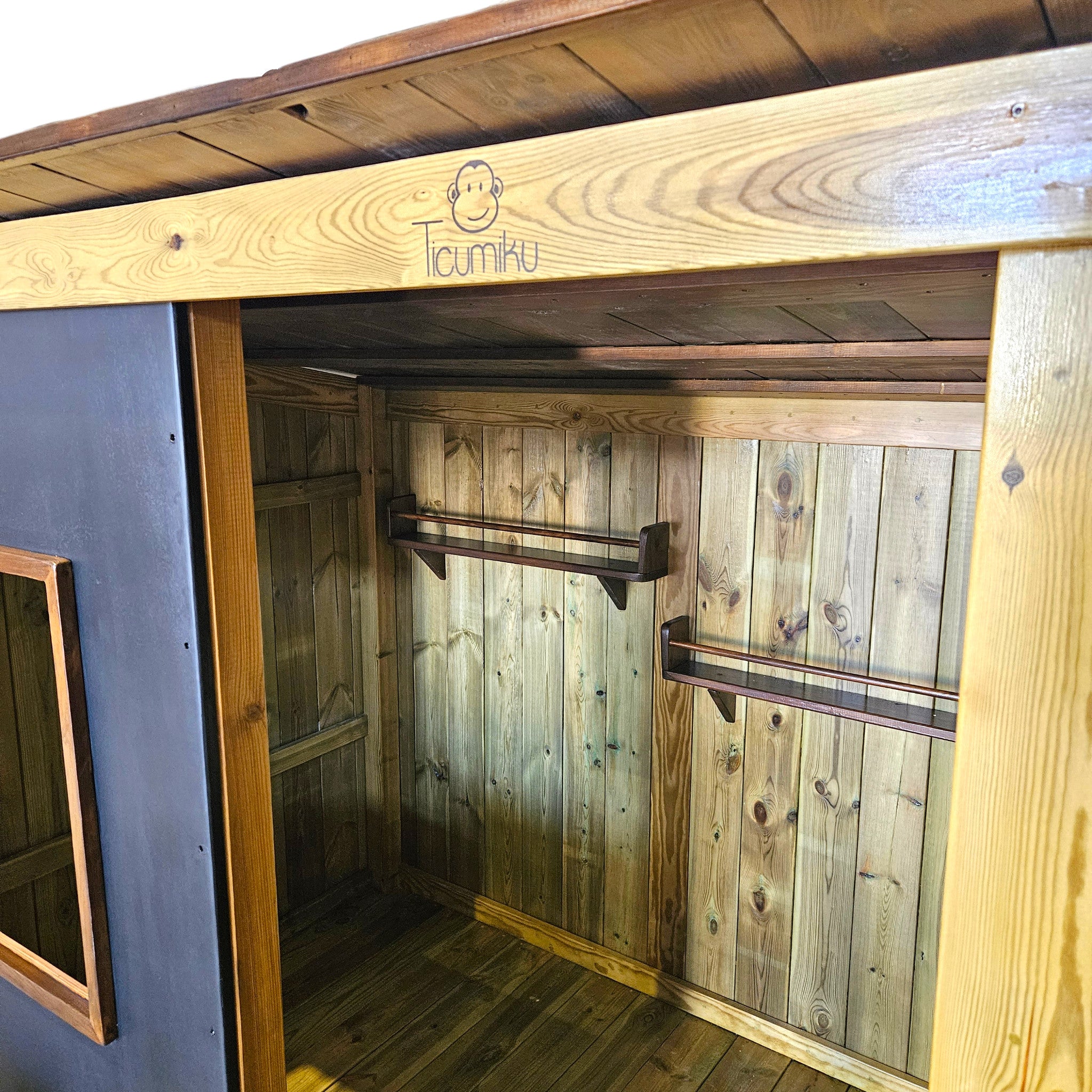 Casita exterior con pared de pizarra