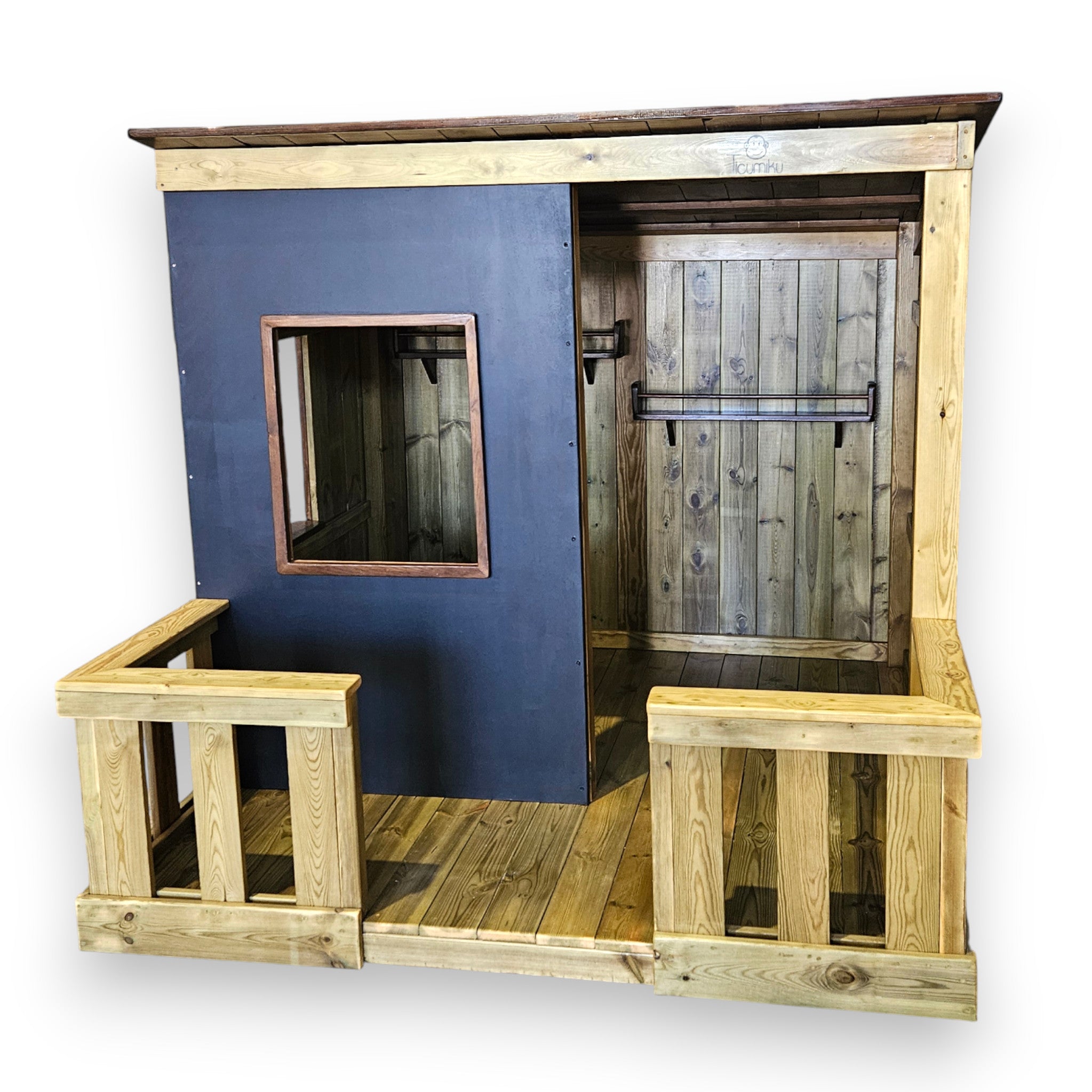 Casita exterior con pared de pizarra