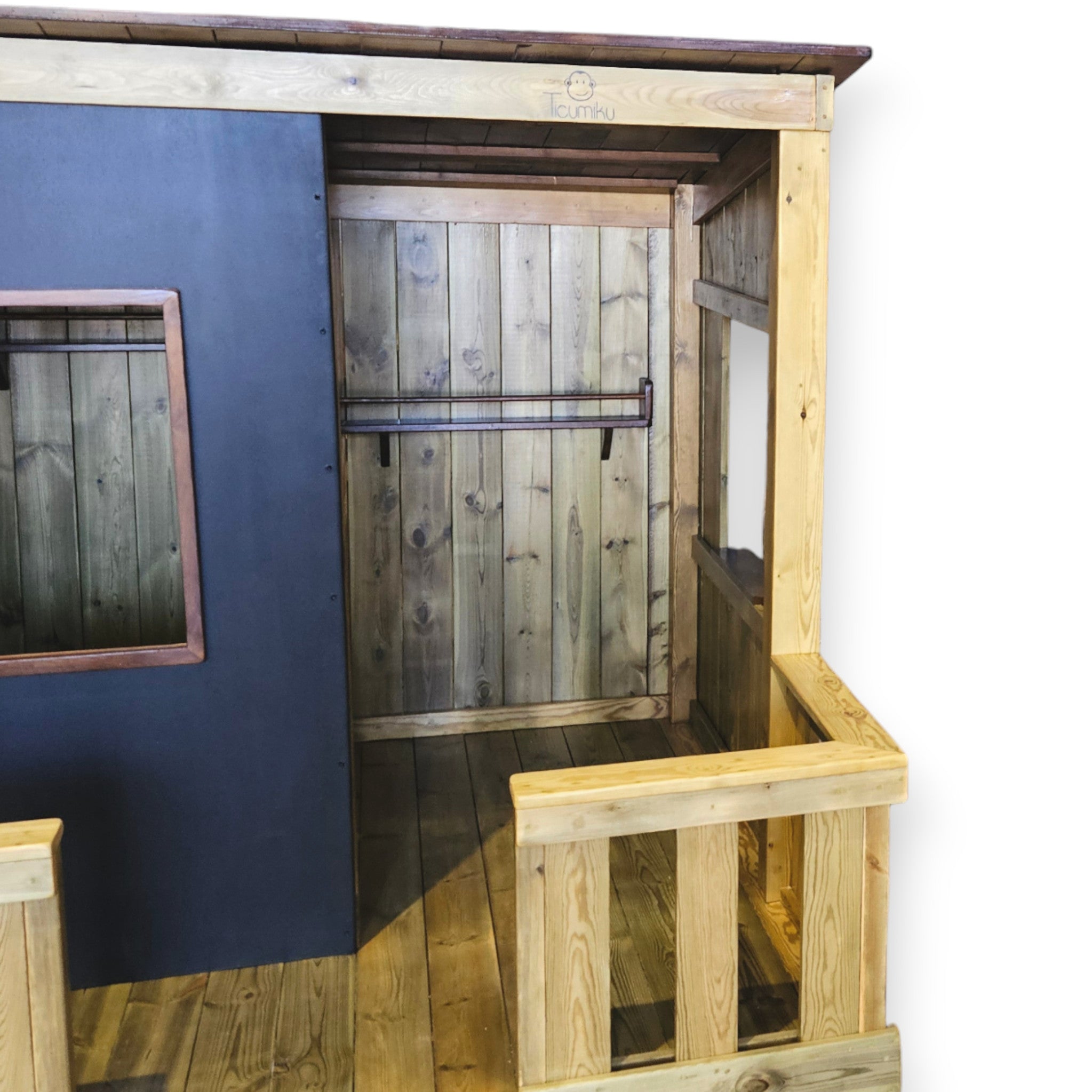 Casita exterior con pared de pizarra