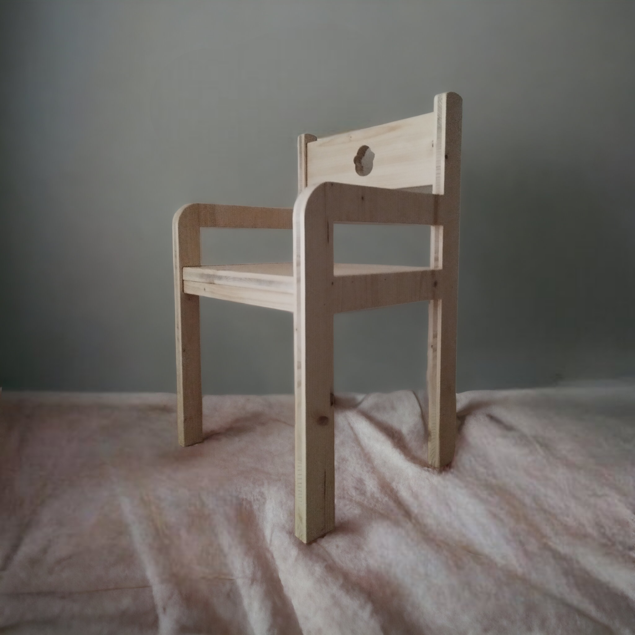 Silla de madera natural con reposabrazos