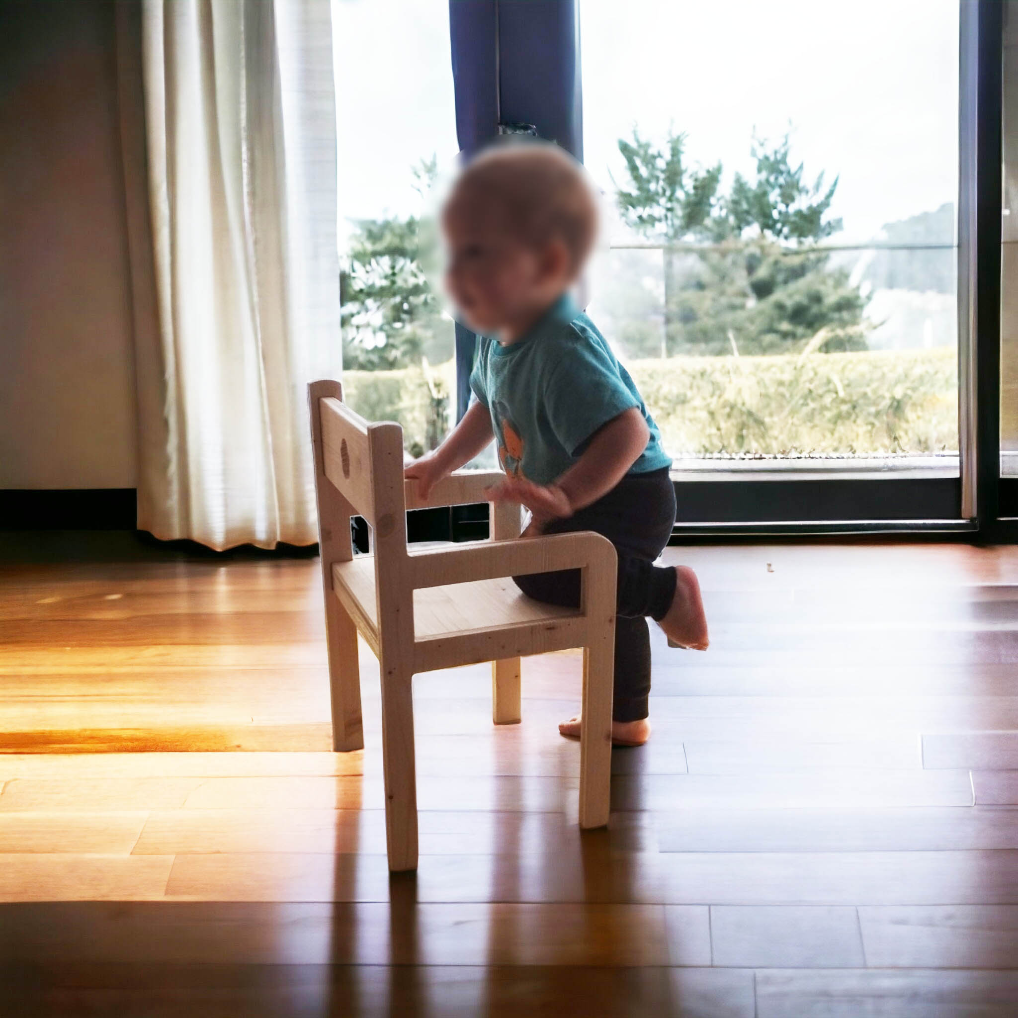 Silla de madera natural con reposabrazos