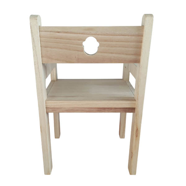 Silla de madera natural con reposabrazos